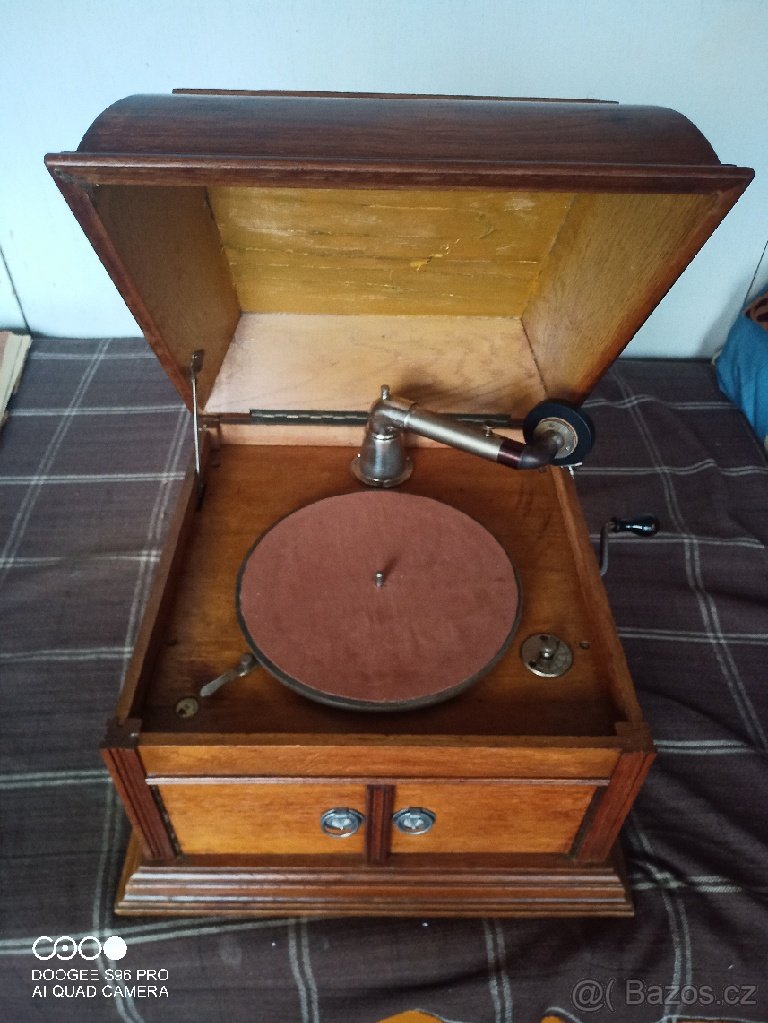 starožitný salóní gramofon po zrestaurování. - 3