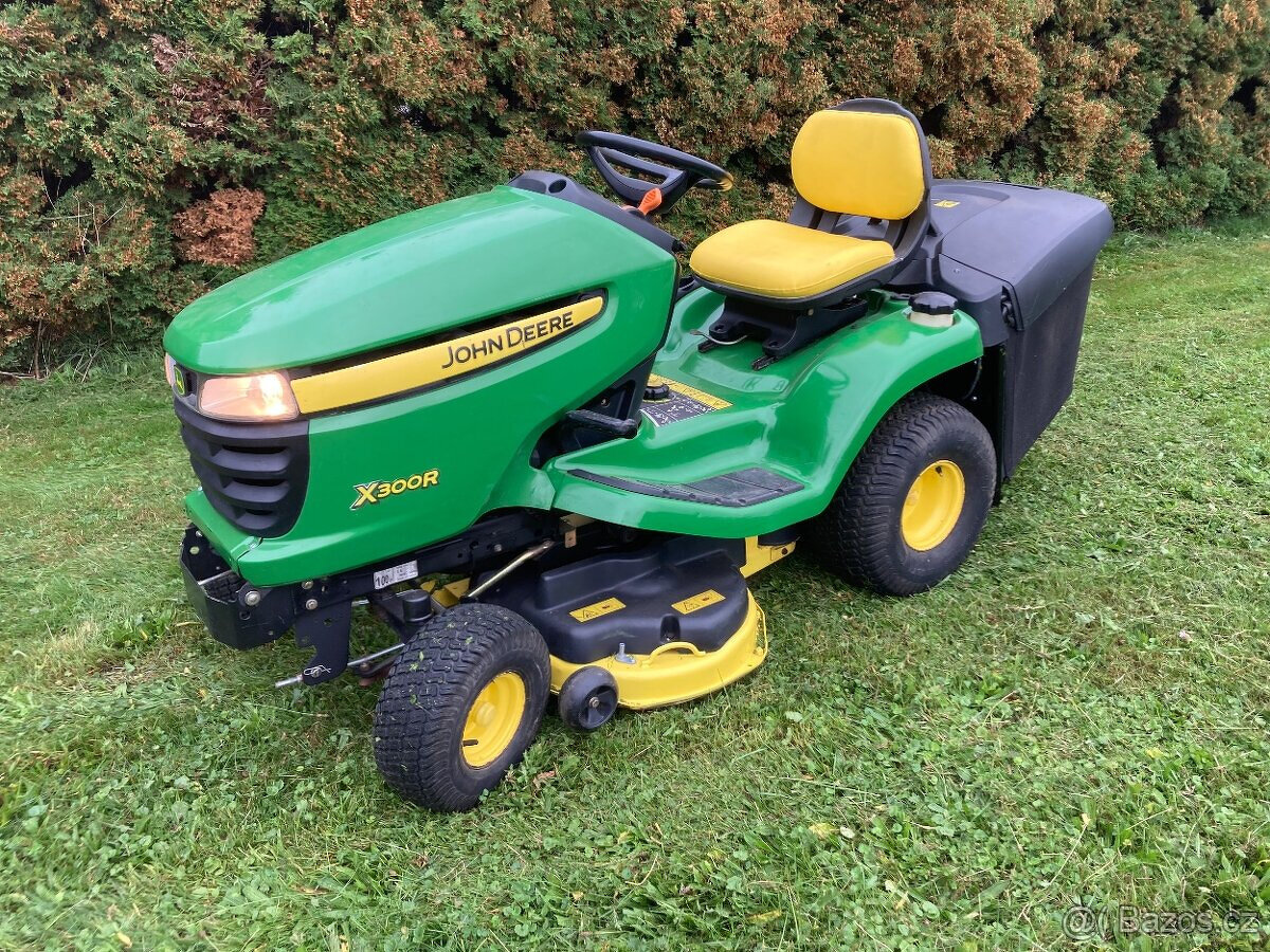 Zahradní traktor John Deere X 300 R - 3