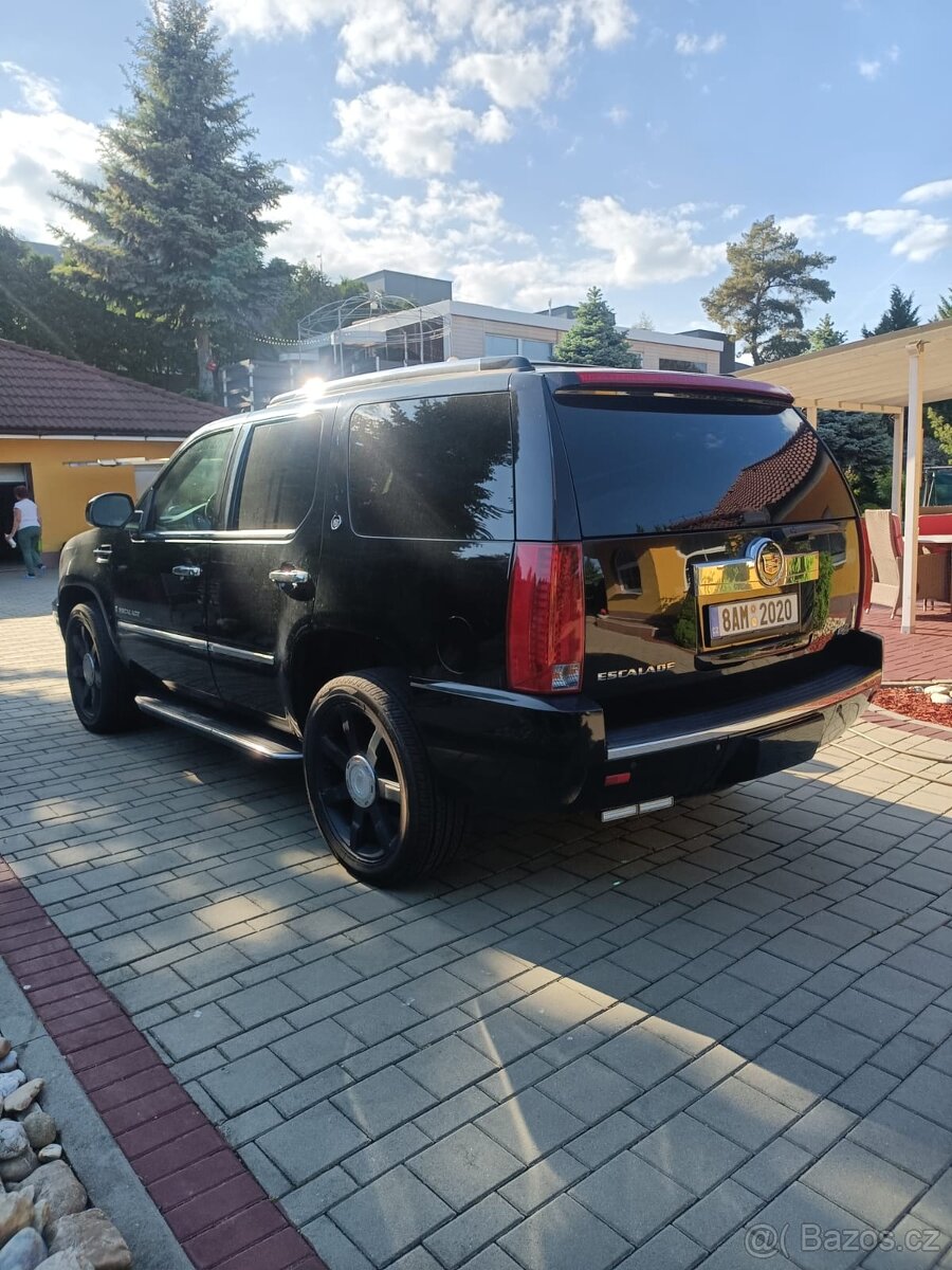 Cadillac Escalade - 3