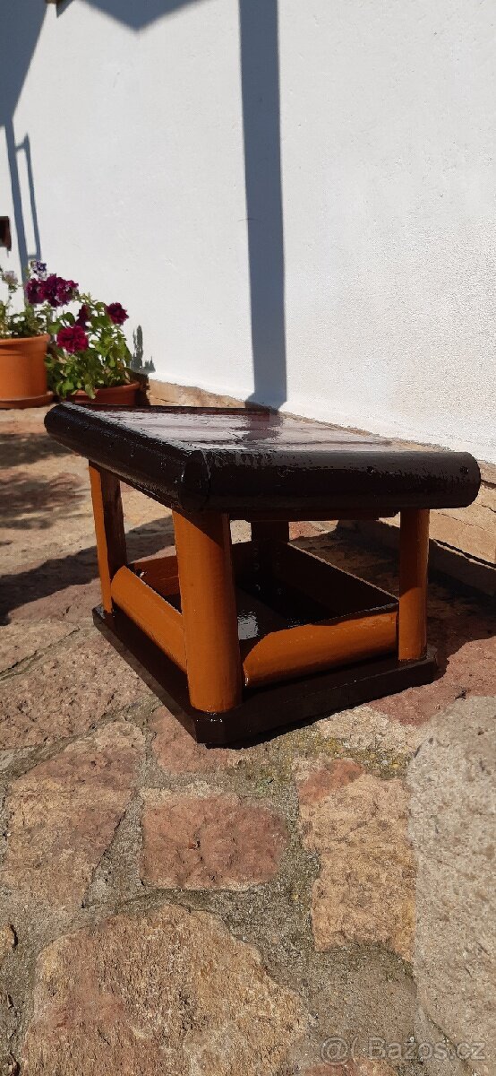 Dřevěné krmítko, ptačí budka, stolička, bedýnka
- 3