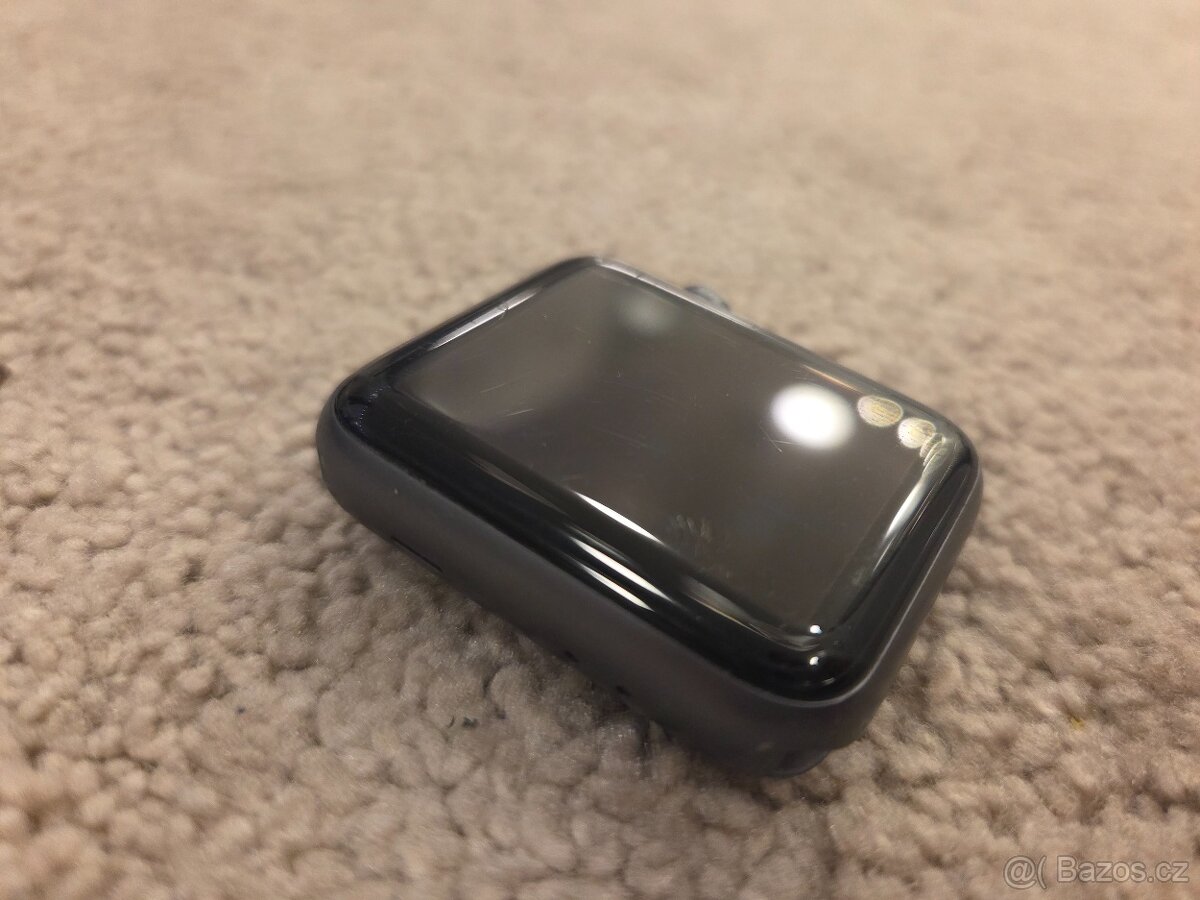 Apple Watch 3 - 42 mm, tmavě šedé - velmi dobrý stav - 3