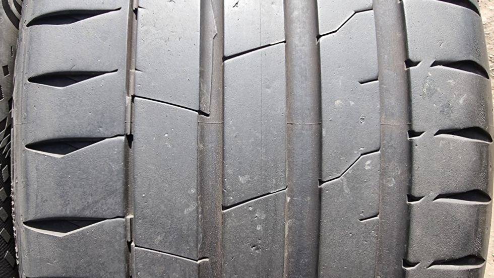 Letní pneu 255/35/20 Continental - 3