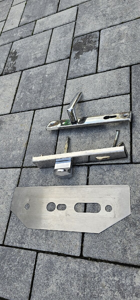 Bezpečnostní kování na vstupní dveře - 3