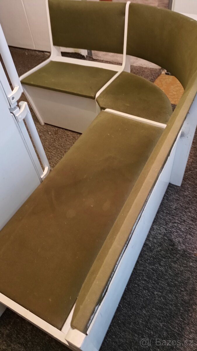 Rohová lavice + 2 židle a stůl - 3