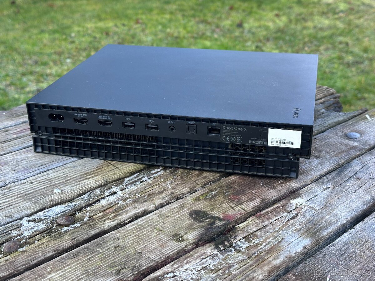 Xbox One X 1TB + NBA 2K22 - 3