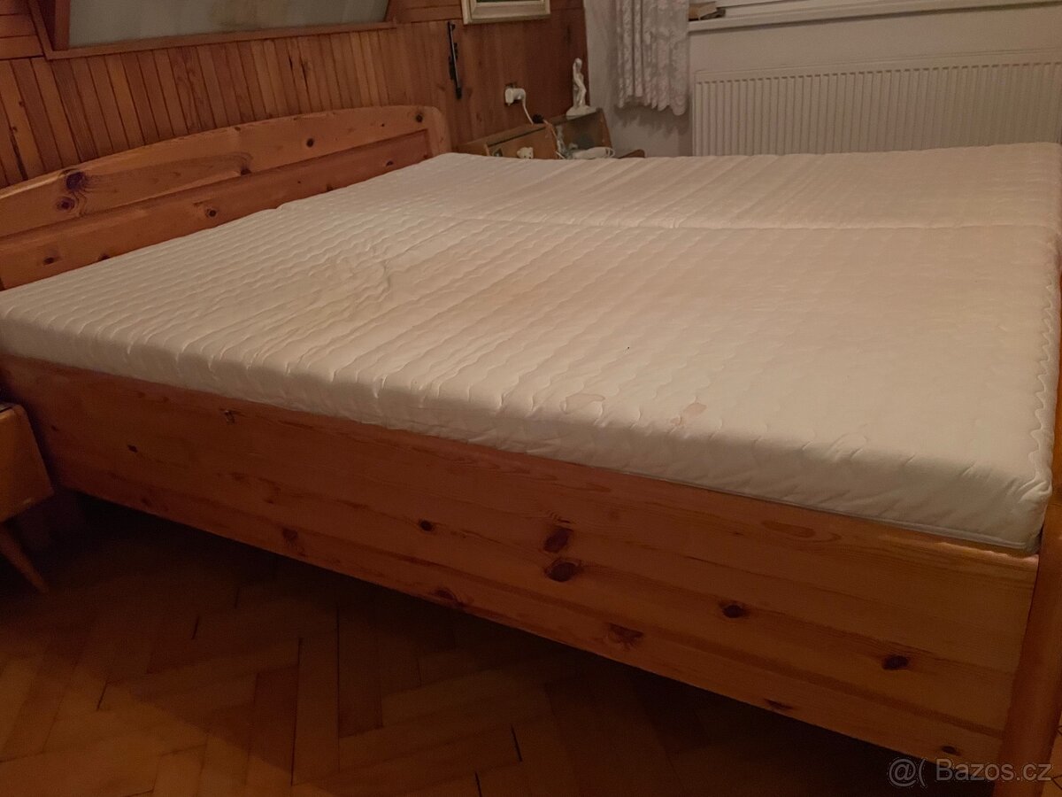 Prodám manžel. postel s matracemi - masiv. borovice - 3