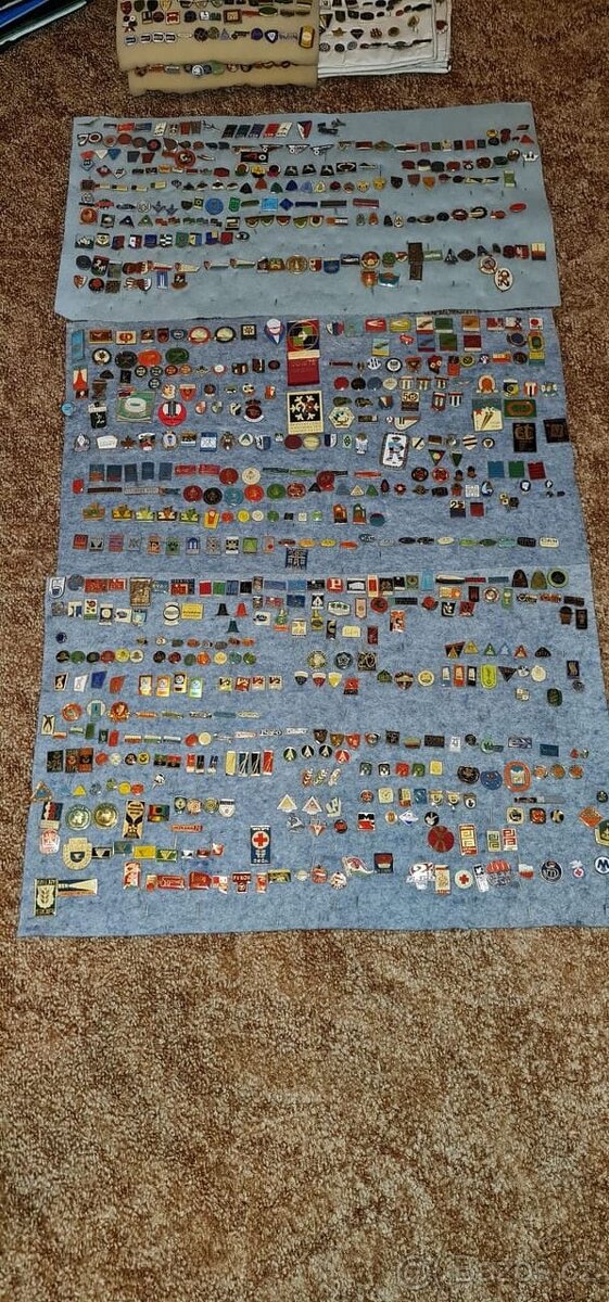 Mix mincí a odznáčků. - 3