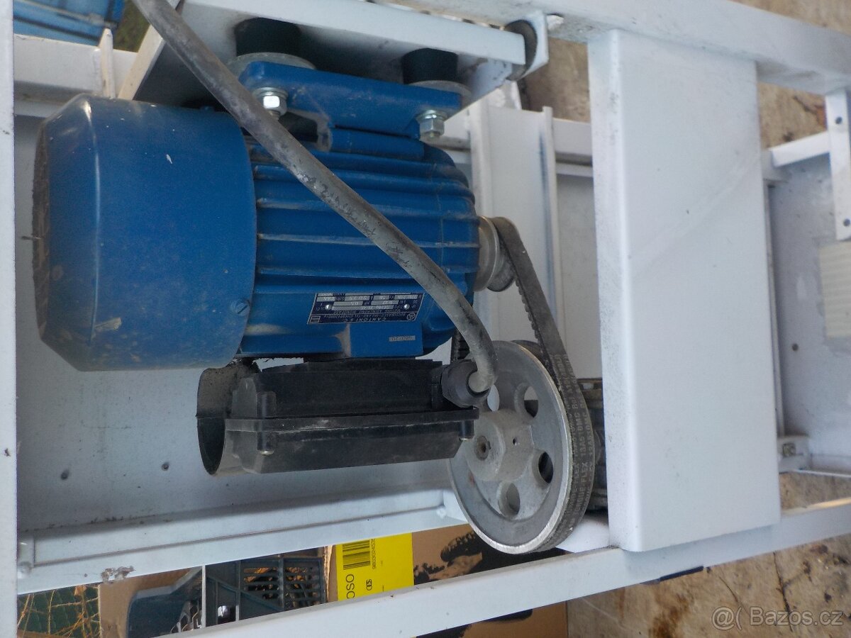 Ventilátory,míchačka barev,kramle,trafa a vysoušeč - 3