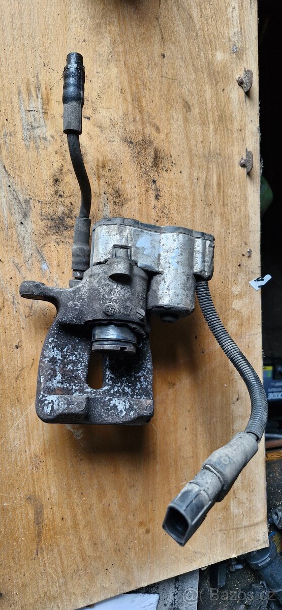 Levy zadni elektricky brzdic audi A8 4E D3 - 3