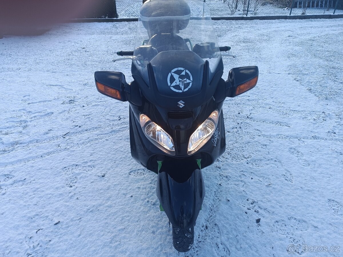 Suzuki Burgman 650. Zamluveno do 31.3 - 3