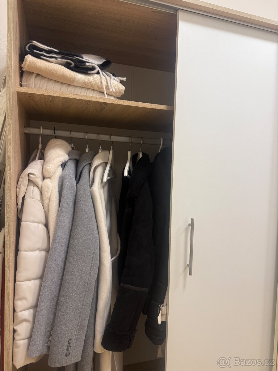 Šatní skříň se zrcadlem - 3