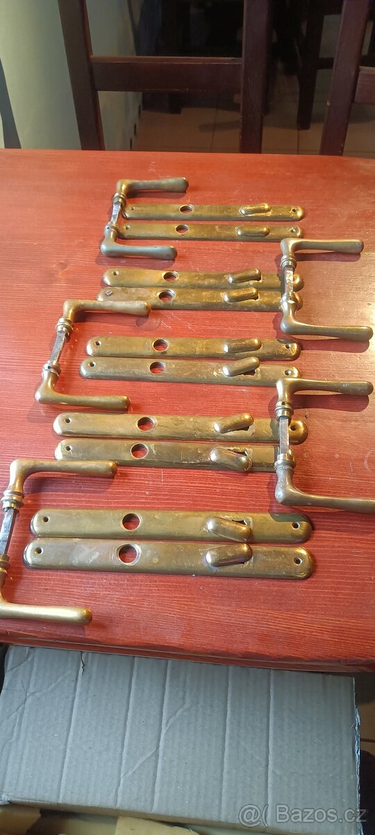 Mosazné kování , kliky na dveře. 5x - 3