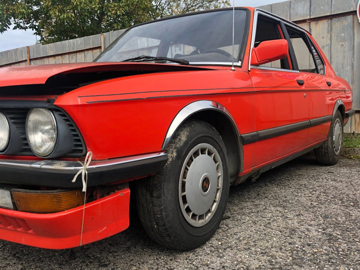 BMW 520 i E28 cervena nahradni dily - 3