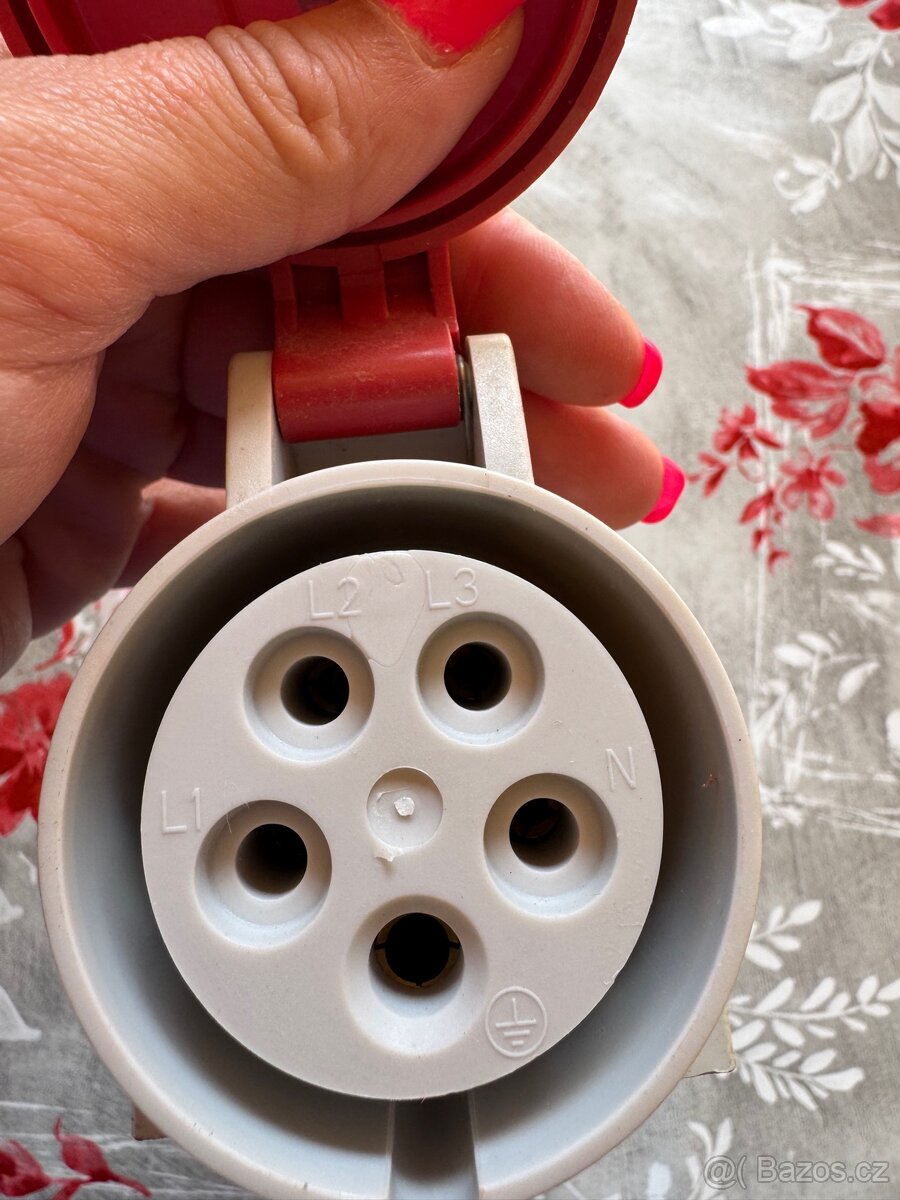 Nástěnná zásuvka - 3