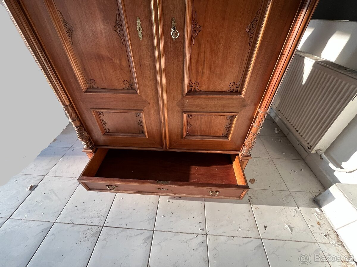 STAROŽITNÝ NÁBYTEK - 3