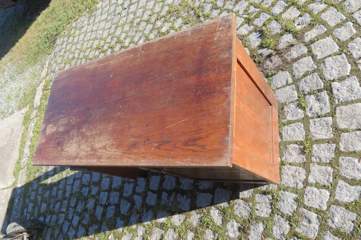 Starý stoleček s roletou - 3