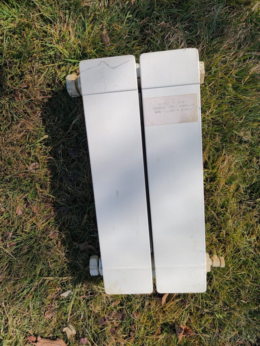 Radiátor malý se šroubením (toaleta, předsíň atd.) - 3