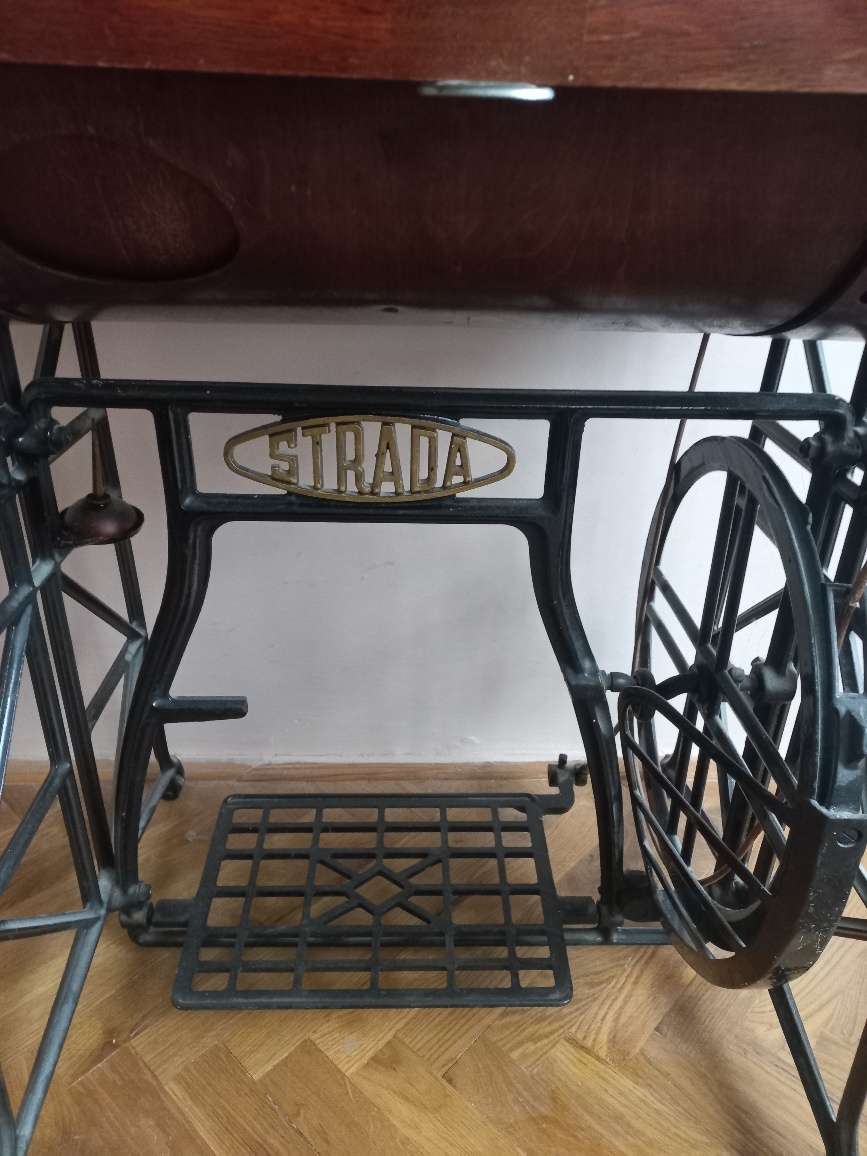 Starý stolový šicí stroj Strada - 3