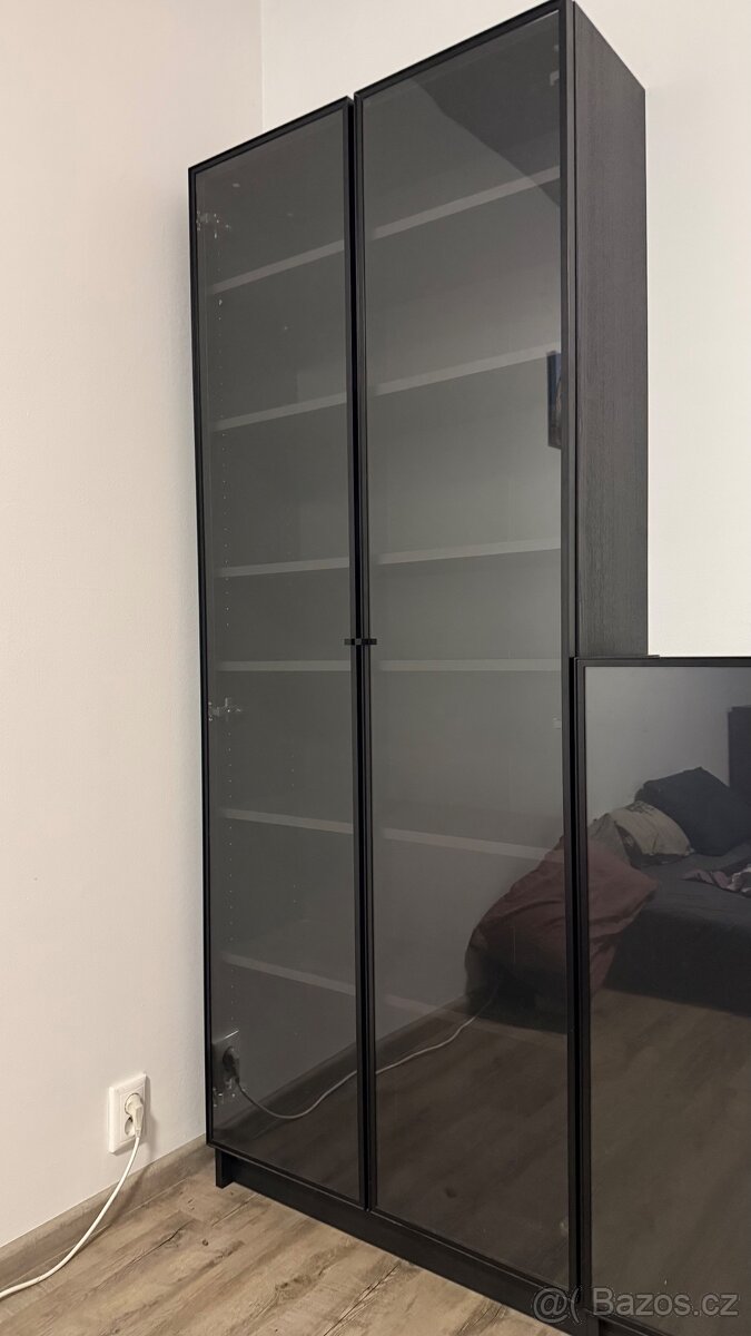 Velká prosklená vitrína – černá, jako nová - 3