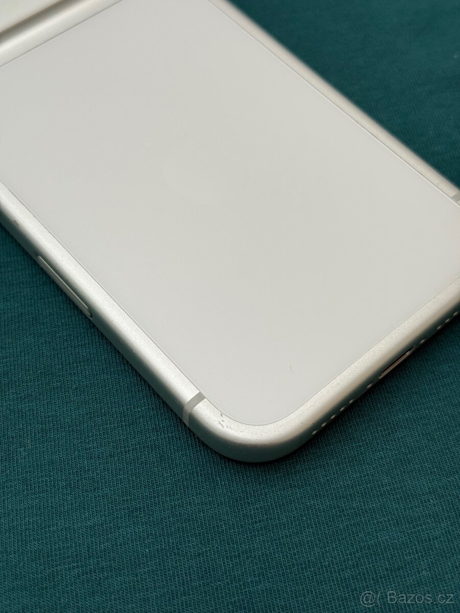 Apple iPhone 17 Pro, 256 GB, stříbrný - 3