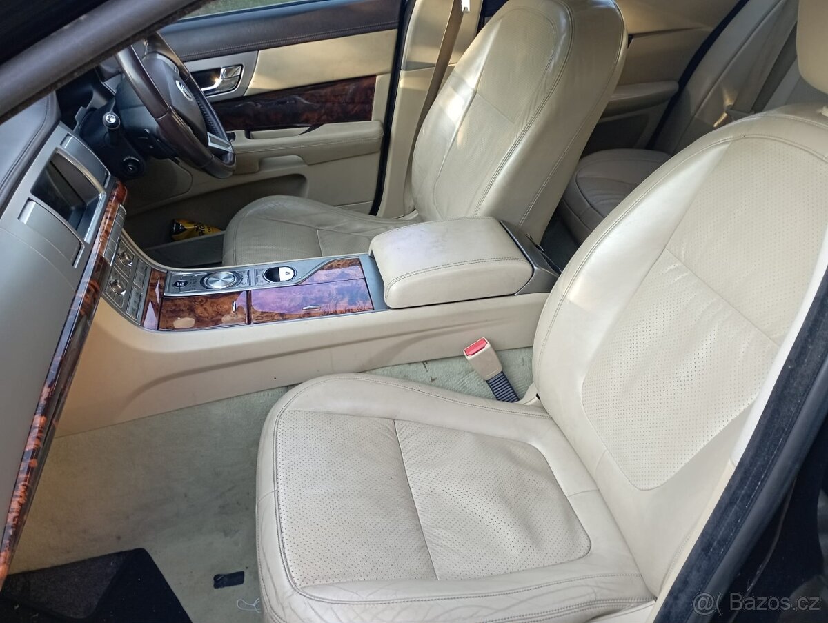 Jaguar XF světlý kožený interiér - 3
