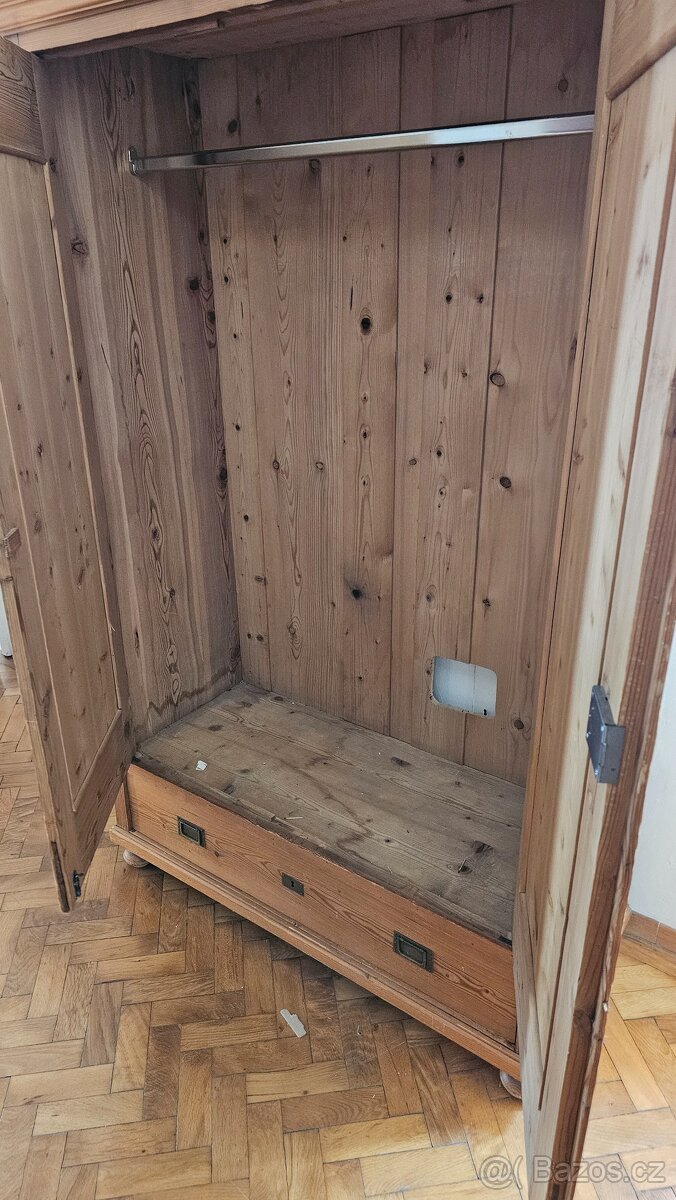 Masivní, selská šatní skříň - 3