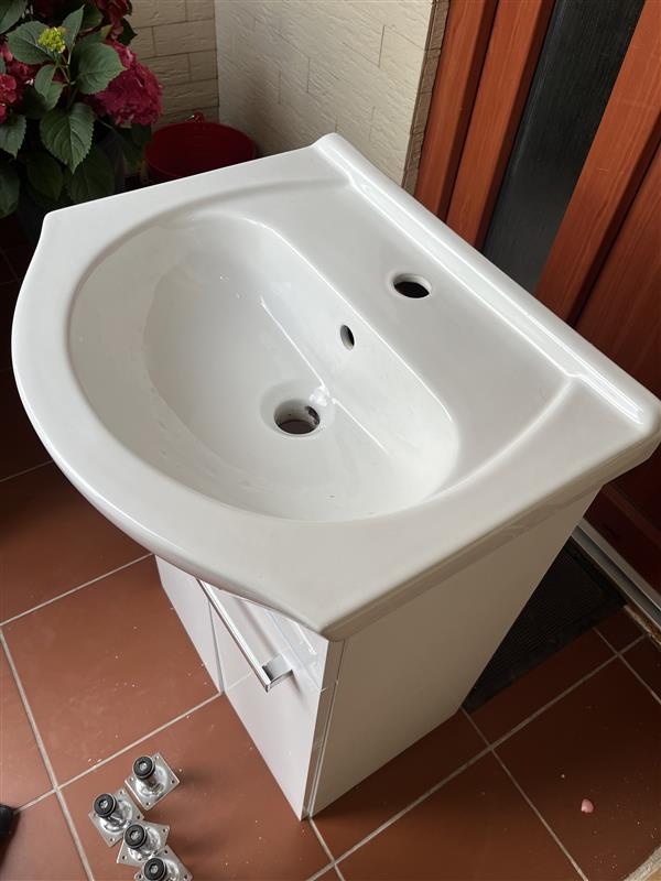 Koupelnová skříňka s umyvadlem - 3