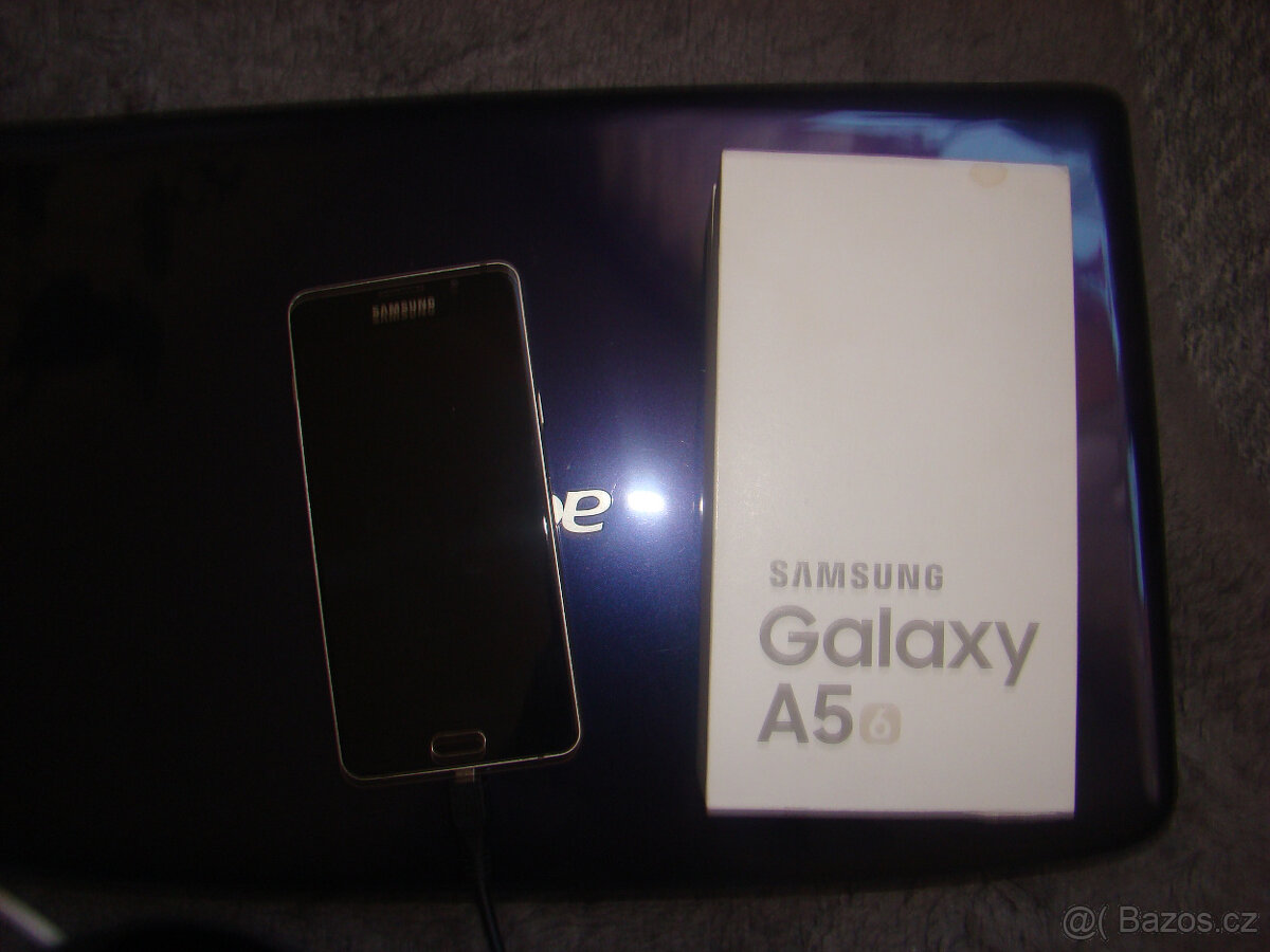 Mobilní telefon Samsung - 3