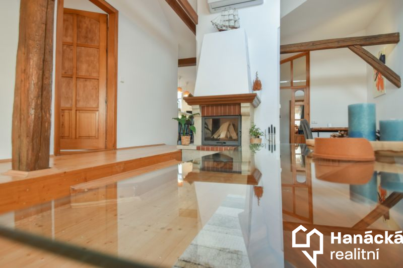 Pronájem podkrovního bytu 3+kk, 114 m² - ul.... - 3