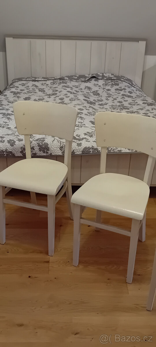 3 staré židle - 3