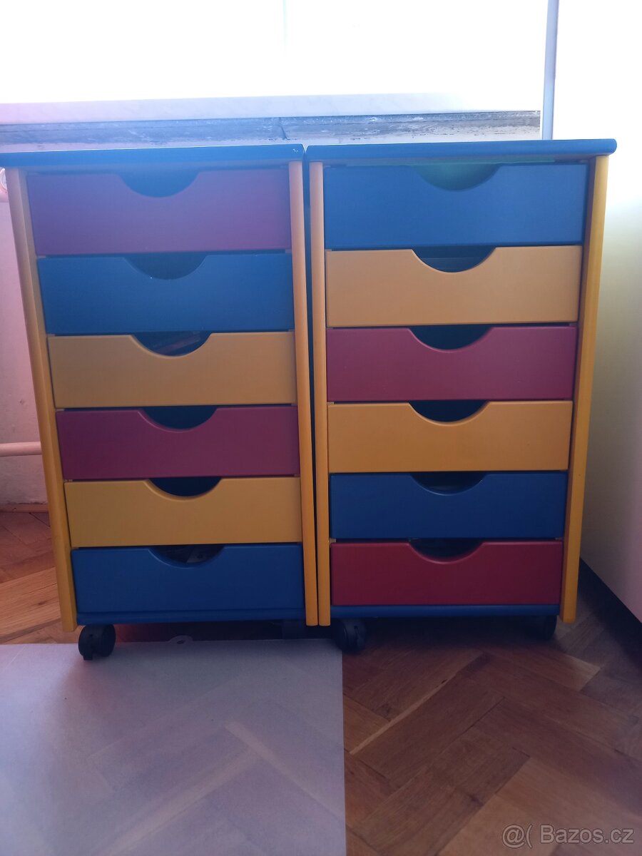 Masivni dětský psací stůl + 2 x úložné skříňky - 3