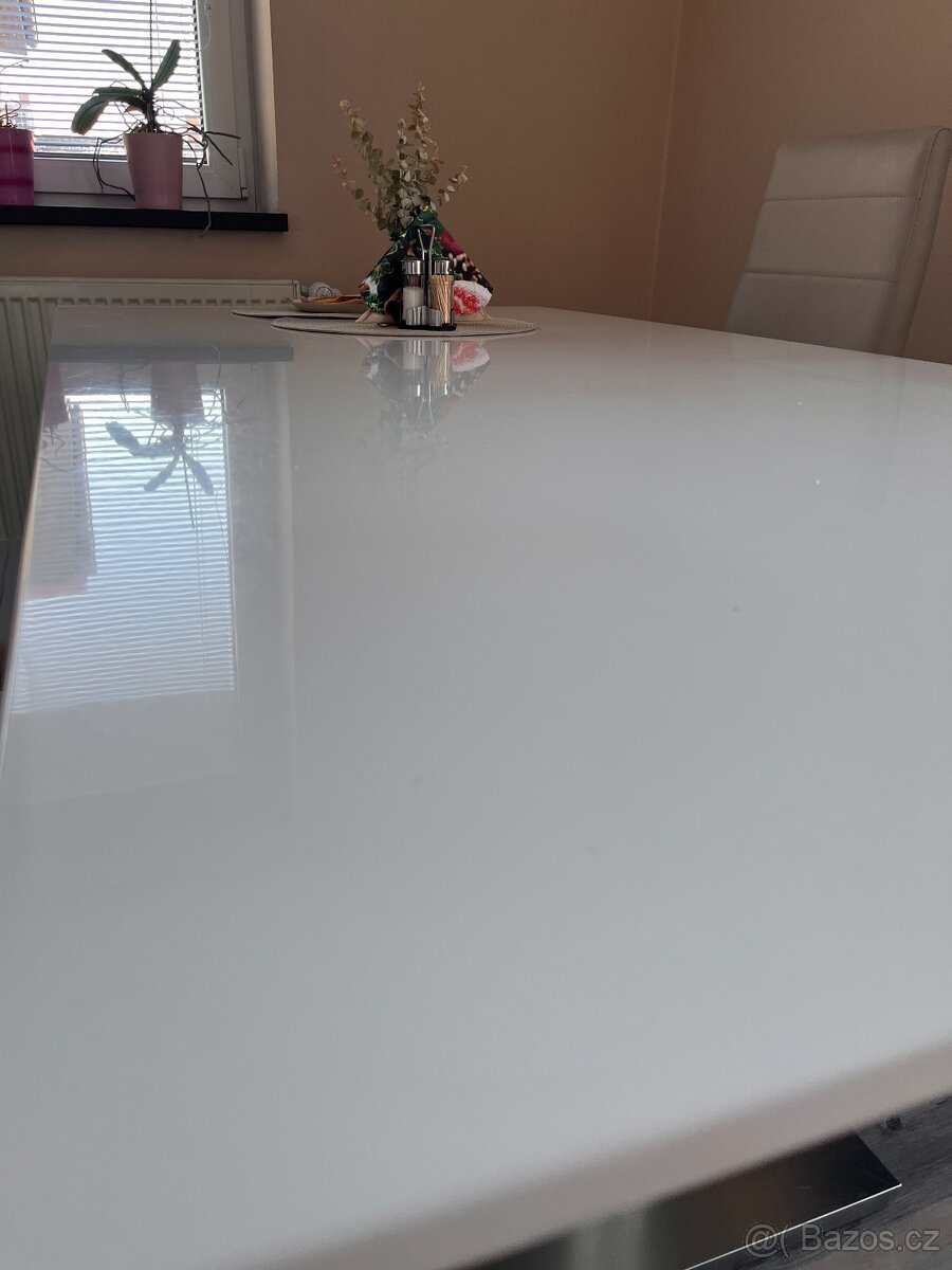 Prodám kuchyňský stůl + židle/křesla - 3
