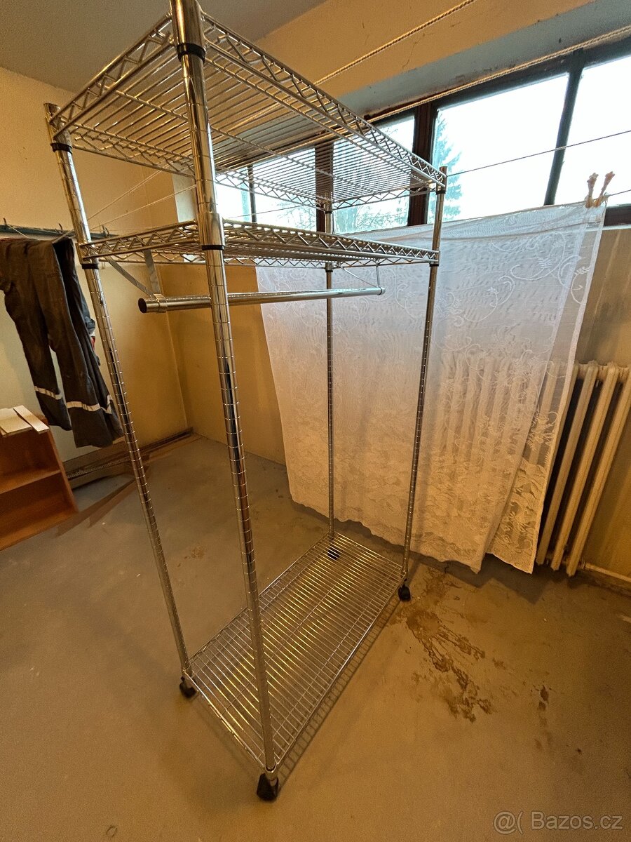 prodám masivní kovový šatní stojan pojízndný - 3