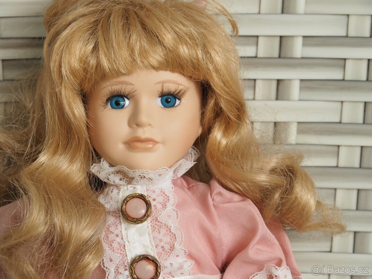 Porcelánová panenka - růžová s knoflíčky - 3