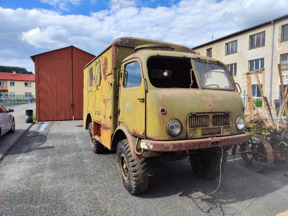 tatra 805 - sanitka - 3