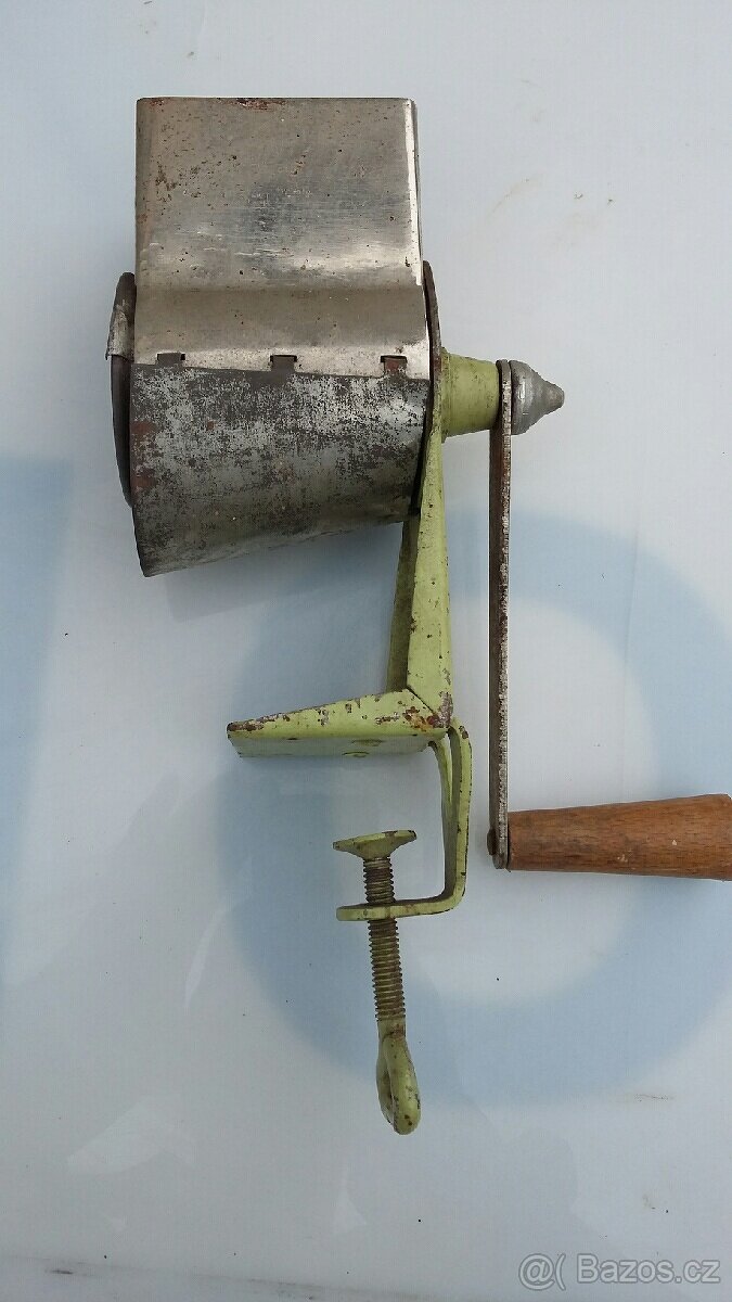 Mašinka na strouhanku 80let stará - 3