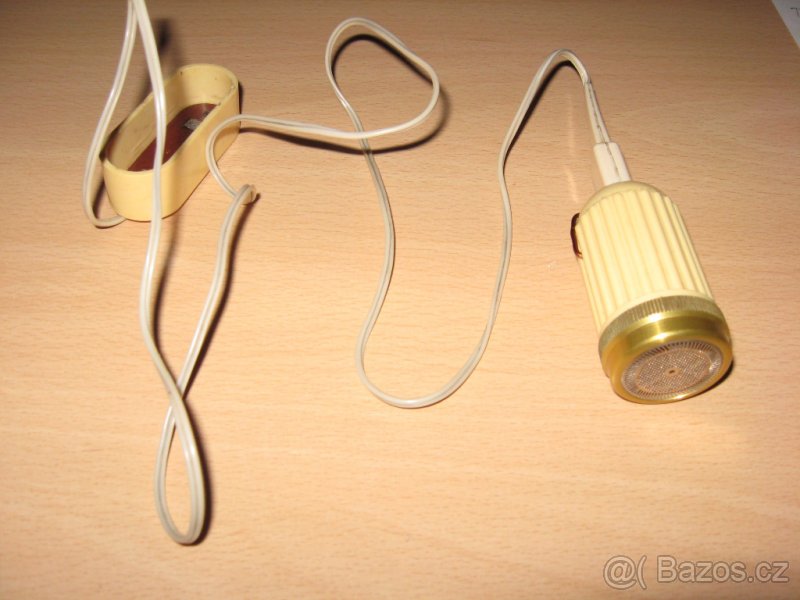 prodám starý holící strojek, žehličku, fén,kazet. přehrávač - 3