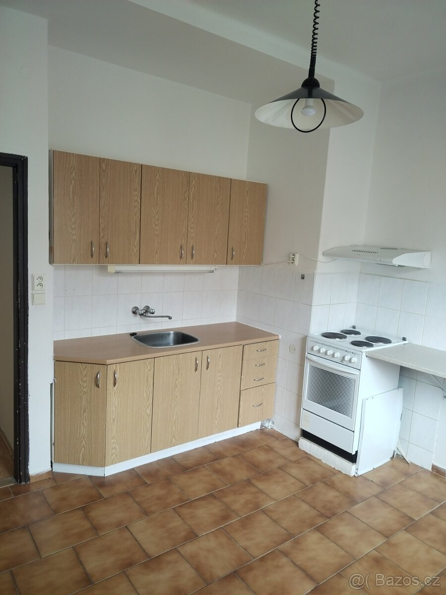 Pronájem bytu 2+1 v Pardubicích - centrum - ul. Sladkovského - 3