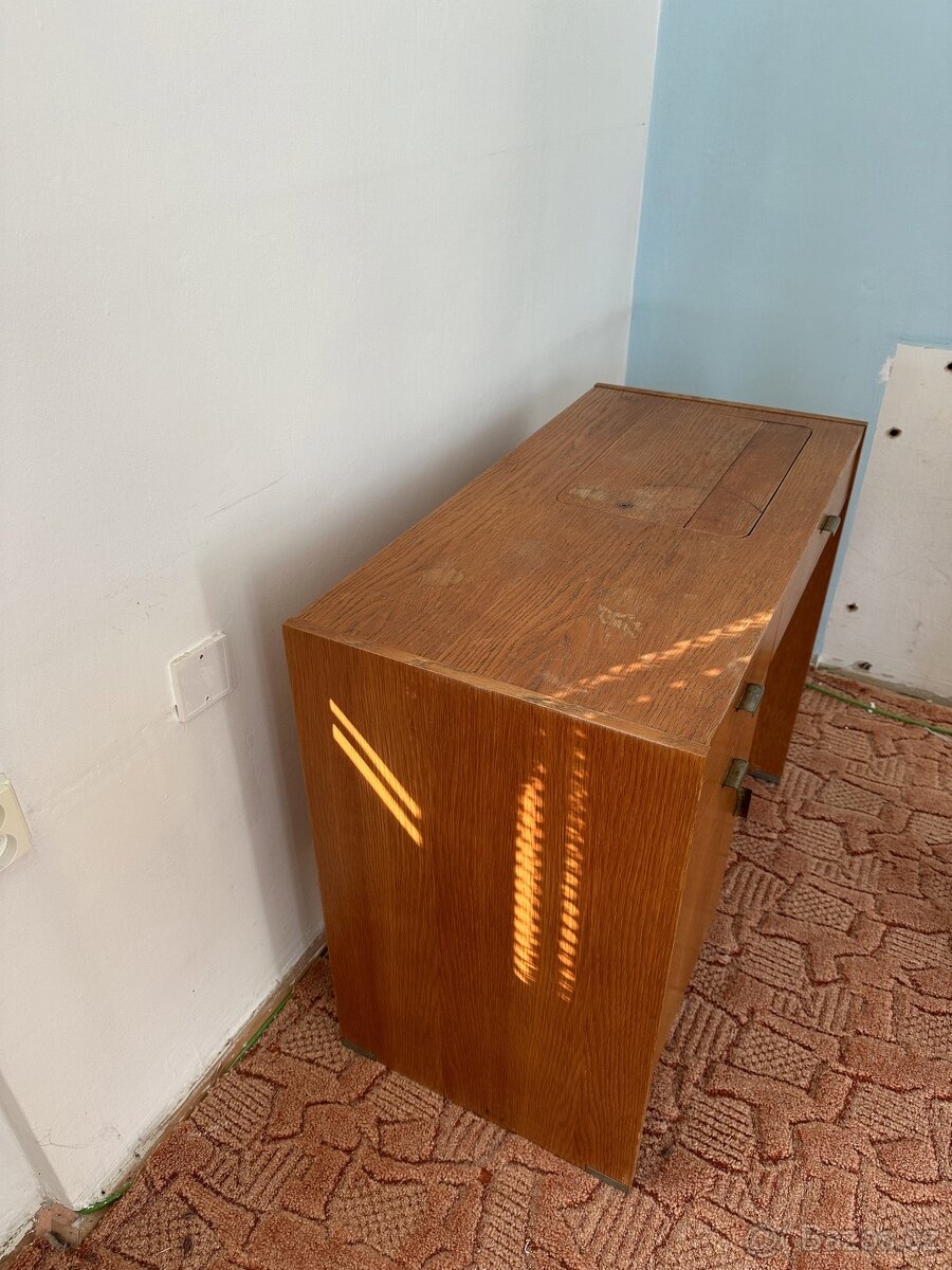 Skříňový šicí stroj včetně návodu - 3