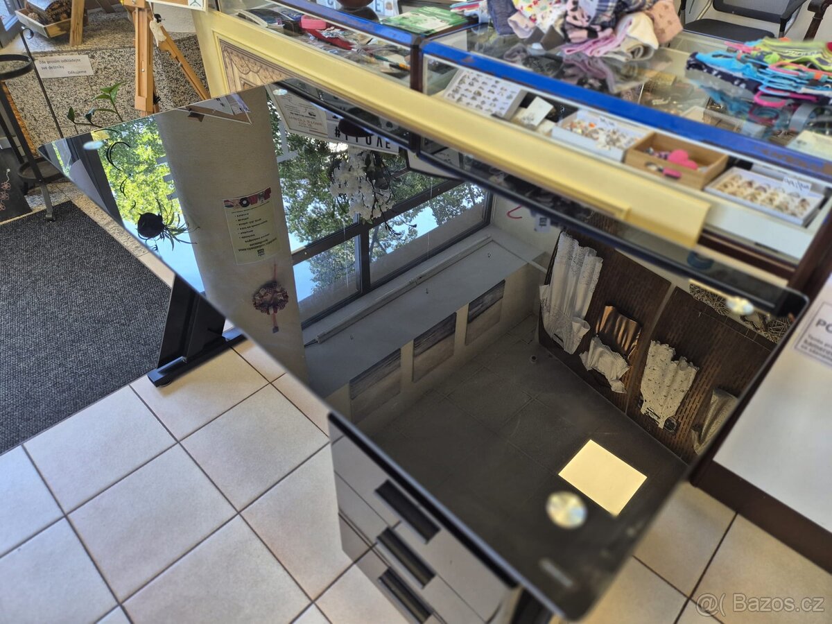 Pracovní stůl se skleněnou deskou - 3