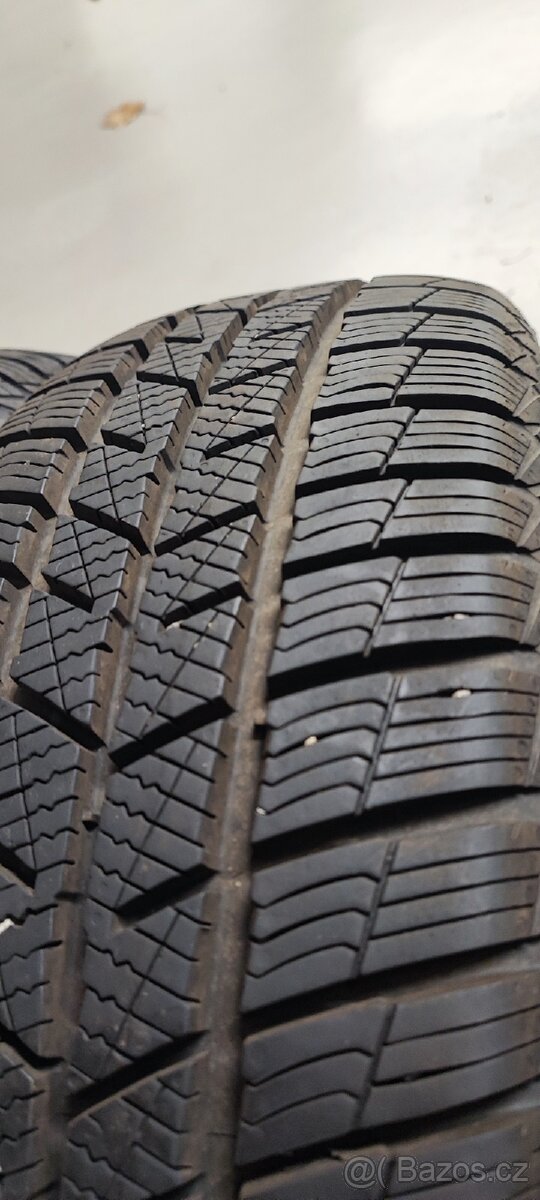 Jako nové 205/60/16 Barum Polaris 5, DOT 2422, 9.0-8.5mm - 3