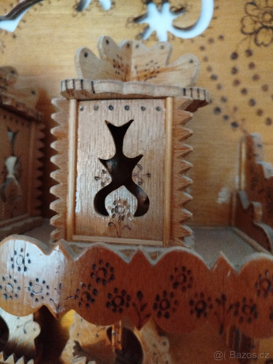 Dřevěná vyřezávaná polička - 3