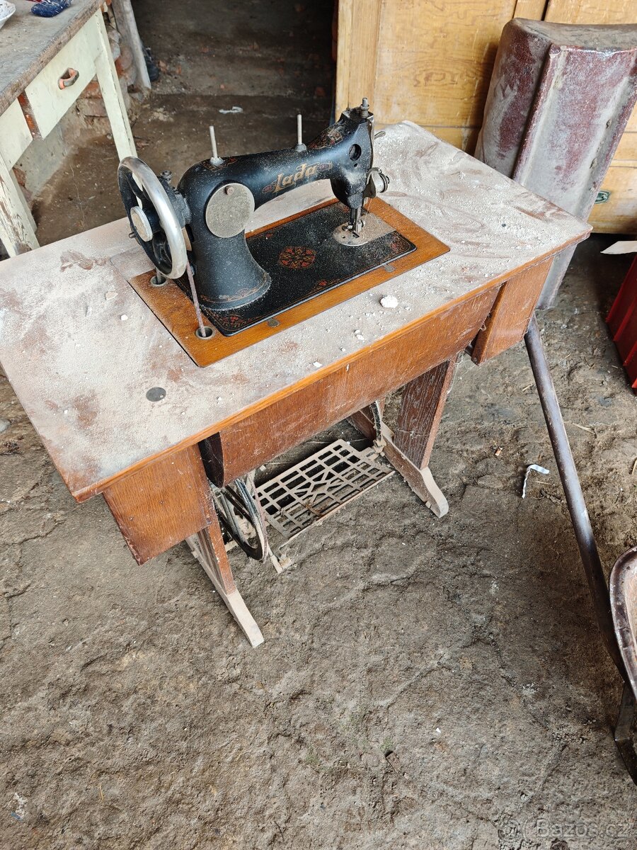 Starožitný šicí stroj LADA - 3