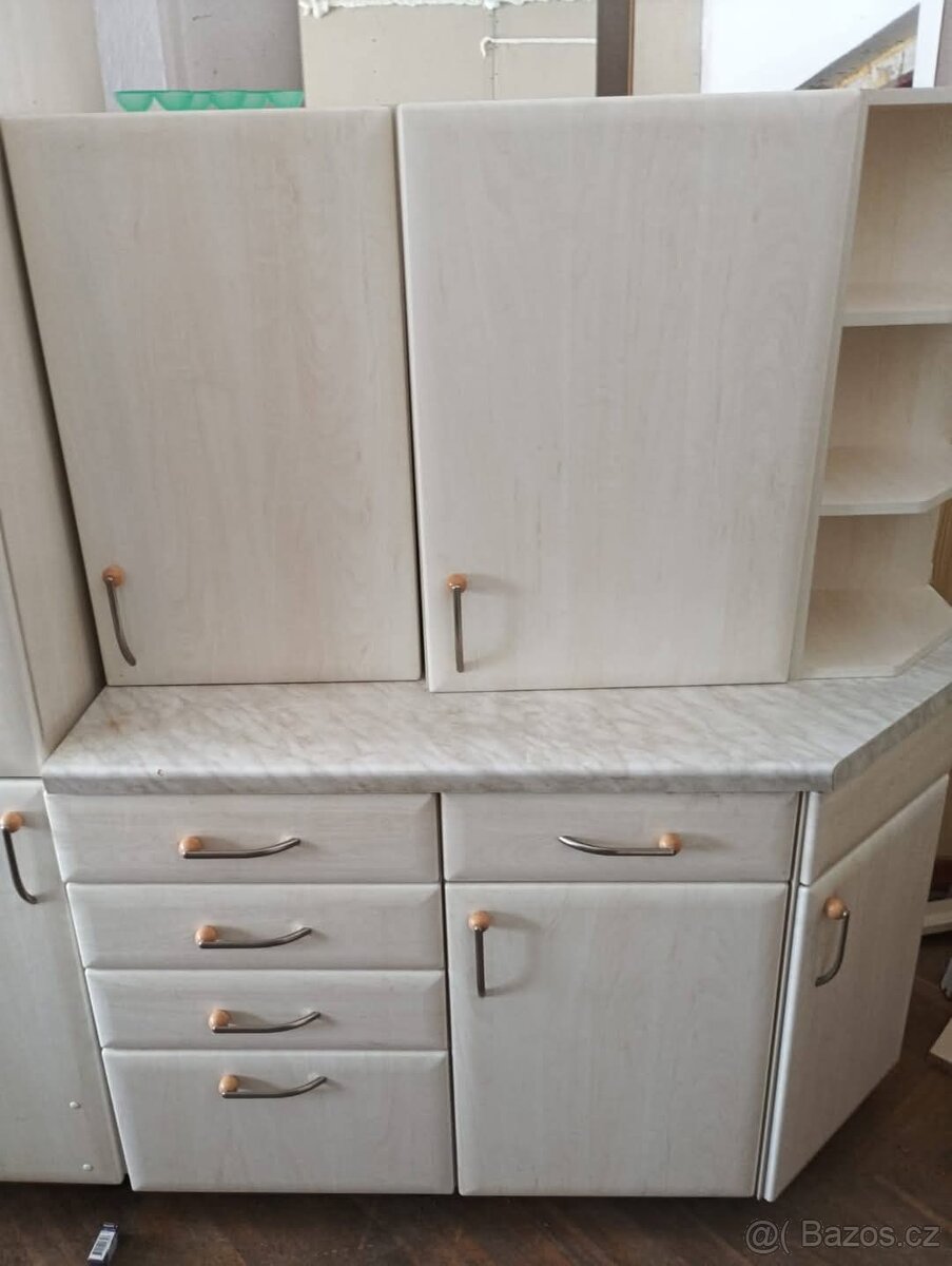 Kuchyňská linka krémová se spotřebiči - 3