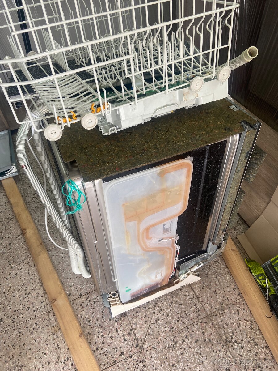 Prodám na díly vestavnou myčku Miele 4910SCI - 3