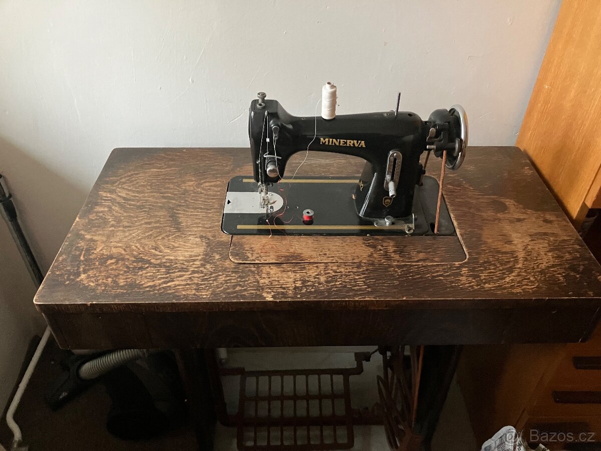 Prodám starý šlapací šicí stroj MINERVA - 3