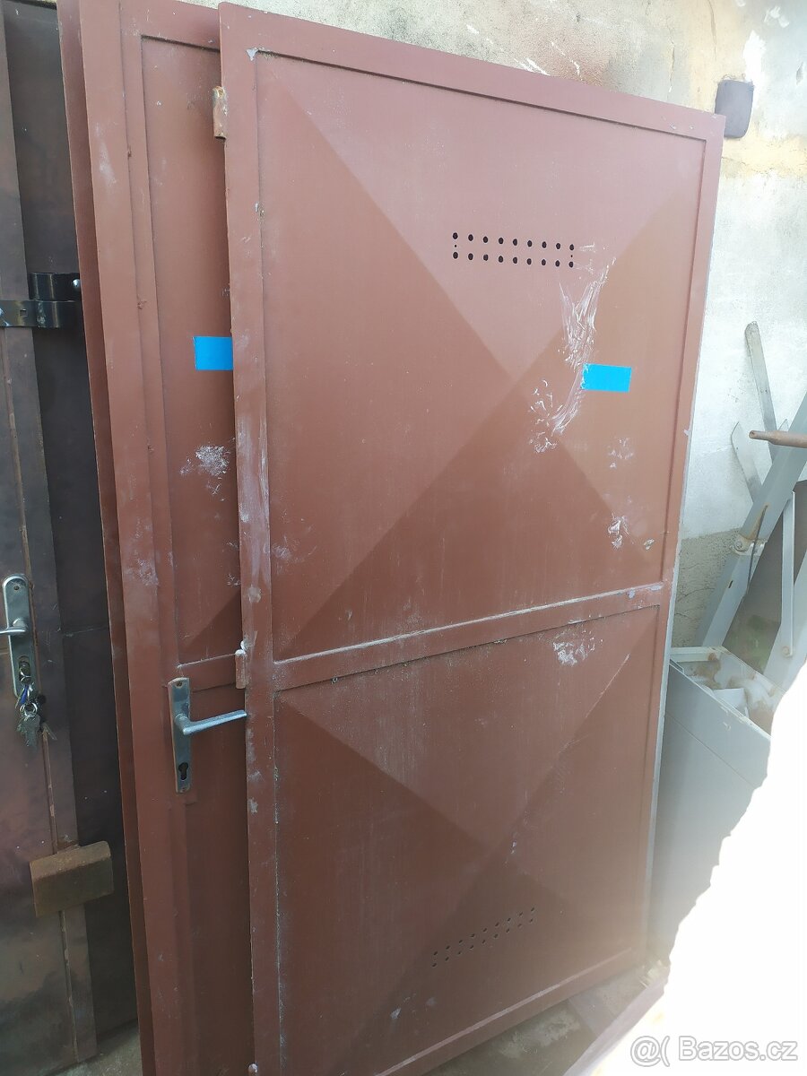 Kvalitní garážová vrata 210×200 cm v dobrém stavu - 3