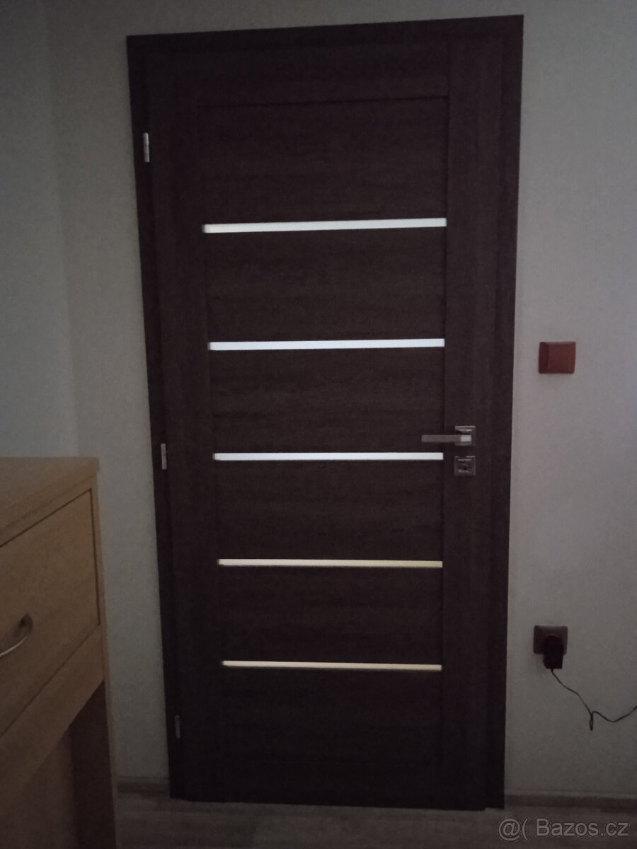 Prodám moderní interiérové dveře s obložkou 80 levé - 3