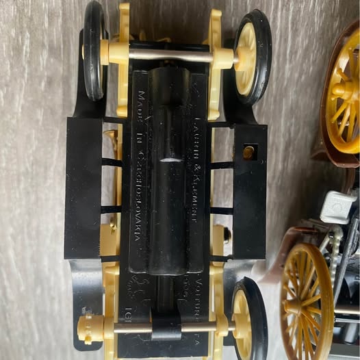 Stará hodně rozbitá autíčka - czechoslovakia - 3