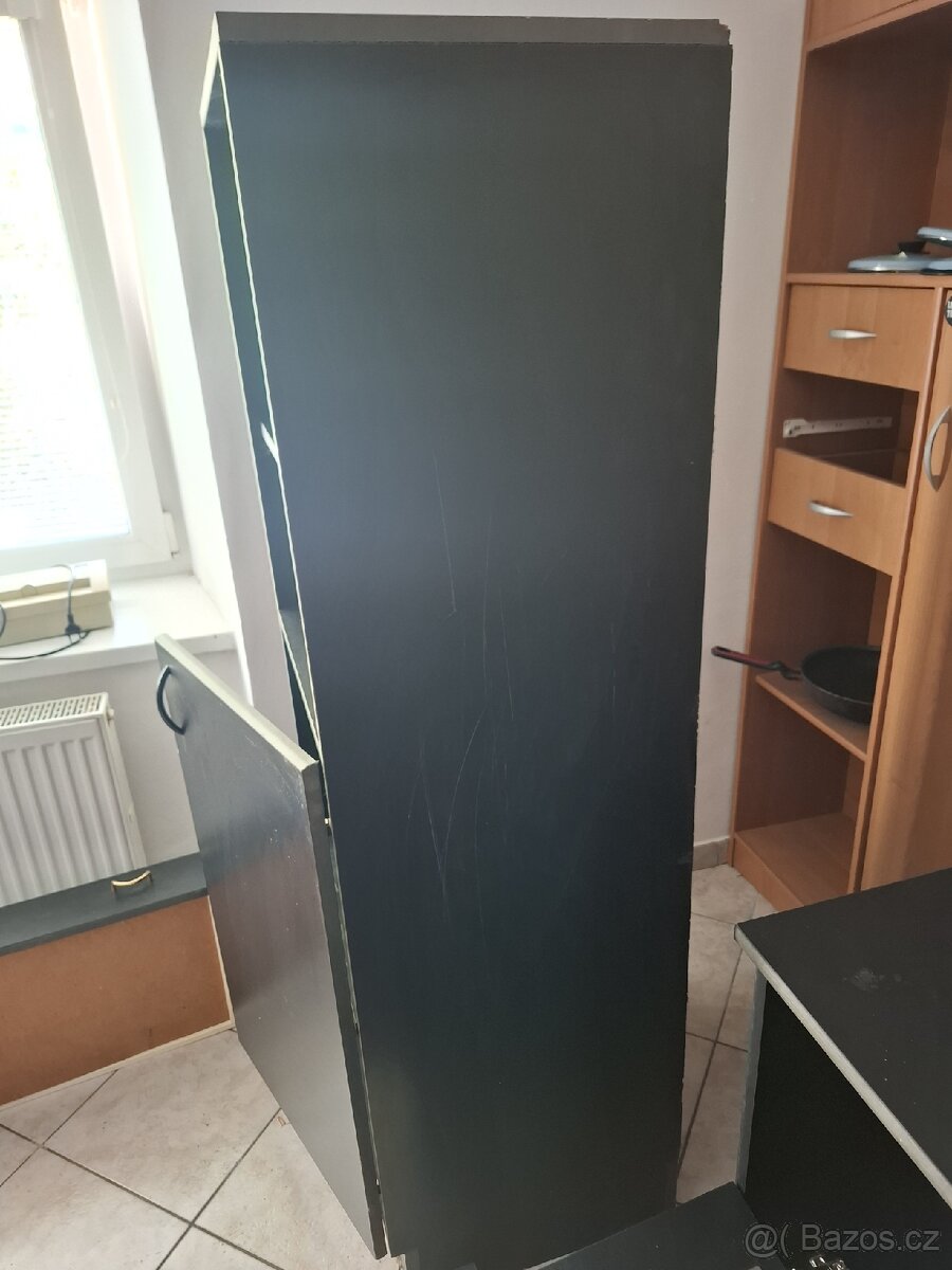 Černá skříň 1. - 3